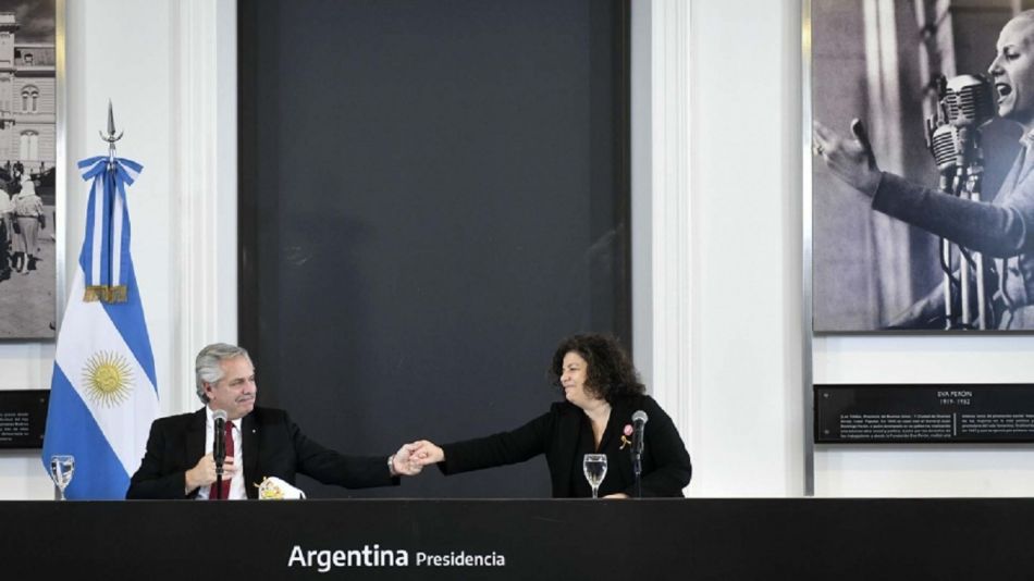 El presidente Alberto Fernández junto a la ministra de Salud, Carla Vizzotti