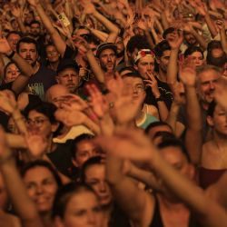 El público asiste a la actuación del grupo francés "Deluxe" durante el Festival de Jazz de Niza, en Niza, sureste de Francia. | Foto:VALERY HACHE / AFP
