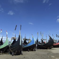 Imagen de barcos de pesca atados a lo largo de la costa en Bazar de Cox, Bangladesh. | Foto:Xinhua/Str