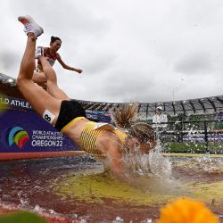 La alemana Lea Meyer se cae mientras compite en las series de 3.000 metros obstáculos femeninos durante el Campeonato Mundial de Atletismo en el Hayward Field en Eugene, Oregón. | Foto:BEN STANSALL / AFP