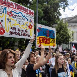Manifestantes se reúnen frente a la embajada rusa en Varsovia, Polonia, para protestar contra la invasión de Ucrania por las fuerzas armadas rusas. | Foto:WOJTEK RADWANSKI / AFP