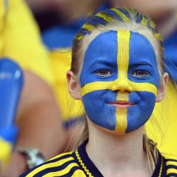 Un aficionado sueco espera el comienzo del partido de fútbol del Grupo C de la Eurocopa 2022 entre Suecia y Portugal en el estadio Leigh Sports Village, en el noroeste de Inglaterra. | Foto:DANIEL MIHAILESCU / AFP