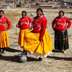 Un equipo de fútbol de mujeres indígenas aymaras posa para una foto antes de un campeonato en el distrito aymara de Juli en Puno, sur de Perú. | Foto:CARLOS MAMANI / AFP