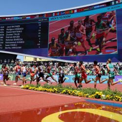 Los atletas compiten en la final de los 10.000 metros masculinos en el tercer día del Campeonato Mundial de Atletismo de Oregón22 en el Hayward Field en Eugene, Oregón. | Foto:Christian Petersen/Getty Images/AFP
