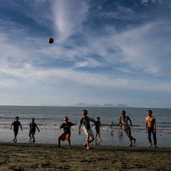 Unos jóvenes juegan al fútbol en una playa de Pekan Bada, en la provincia indonesia de Aceh. | Foto:CHAIDEER MAHYUDDIN / AFP
