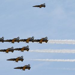 El equipo acrobático de las Águilas Negras de Corea del Sur participa en un espectáculo aéreo del Farnborough Airshow. | Foto:JUSTIN TALLIS / AFP