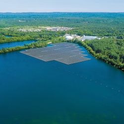 instalar energía solar en embalses, lagos, ríos o en el mar puede ser una salida para abaratar esta fuente energética. | Foto:Shutterstock