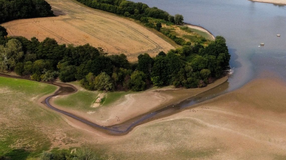 An aerial picture shows the falling water level at Weir Wood reservoir, near Crawley, southern England on July 17, 2022. The UK's meteorological agency on Friday issued its first ever "red" warning for exceptional heat, forecasting record highs of 40 degrees Celsius next week.