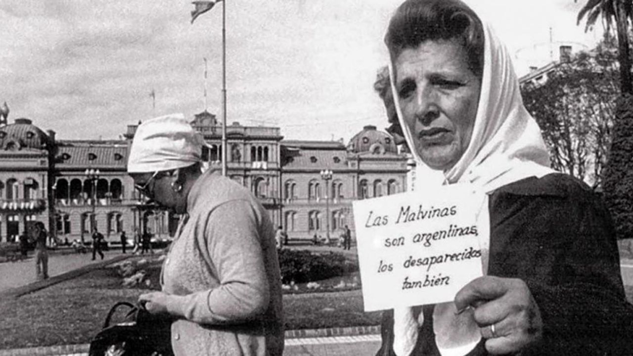 Tres tragedias, un cordón umbilical y un cartel: la vida de Delia Giovanola,  la "alegre" fundadora de Abuelas de Plaza de Mayo | Perfil