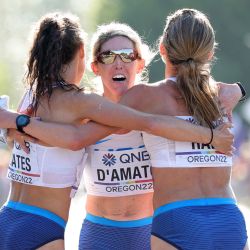 Emma Bates, Keira D'Amato y Sarah Hall del equipo de Estados Unidos reaccionan después de competir en el maratón femenino en el cuarto día del Campeonato Mundial de Atletismo de Oregón22 en el Hayward Field en Eugene, Oregón. | Foto:Carmen Mandato/Getty Images/AFP 