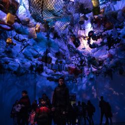 Visitantes recorren una instalación durante la muestra "Soberanía" en el predio ferial "Tecnópolis", en la localidad de Villa Martelli. El predio ferial "Tecnópolis", uno de los principales espacios de Argentina dedicado a la cultura, la ciencia y la tecnología, reabrió sus puertas con distintas actividades para sus visitantes. | Foto:Xinhua/Martín Zabala