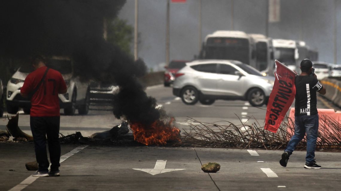 Union workers block a highway in Panama City, on July 18, 2022. Panama's government and indigenous leaders’ Sunday deal to clear protesters from the Panamerican Highway  collapsed on Monday. Fresh obstructions have been erected, continuing ending a two-week blockade that has stymied food deliveries.