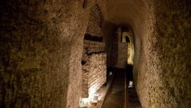 Los elementos fueron hallados debajo del piso de uno de los patios de las `Casas Redituantes`.