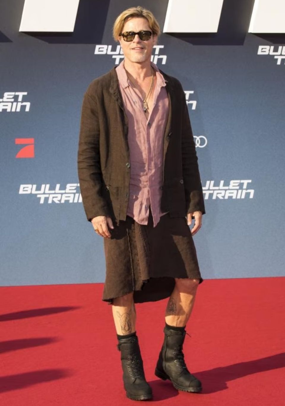 Brad Pitt usa una falda de lino y marca tendencia 