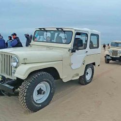 La caravana de Jeep sobre las arenas de Villa Gesell. 