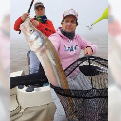 ¡Qué pescados tiene el estuario! Pejerrey de 56 cm y más de un kilo de peso. Dos mojarras enhebradas y una pinchada de la colita fue el aperitivo. Nunca debe faltar el copo para estos tamaños de pejerreyes. 