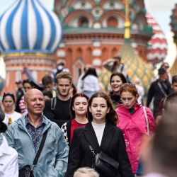 La gente camina por la Plaza Roja en el centro de Moscú frente a la Catedral de San Basilio. | Foto:ALEXANDER NEMENOV / AFP