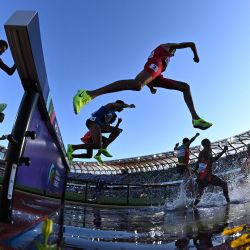 Los atletas compiten en la final masculina de 3.000 metros obstáculos durante el Campeonato Mundial de Atletismo en el Hayward Field en Eugene, Oregón. | Foto:Ben Stansall / AFP