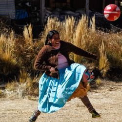 Una mujer indígena aymara juega al fútbol durante un campeonato en el distrito aymara de Juli en Puno, al sur de Perú. | Foto:CARLOS MAMANI / AFP