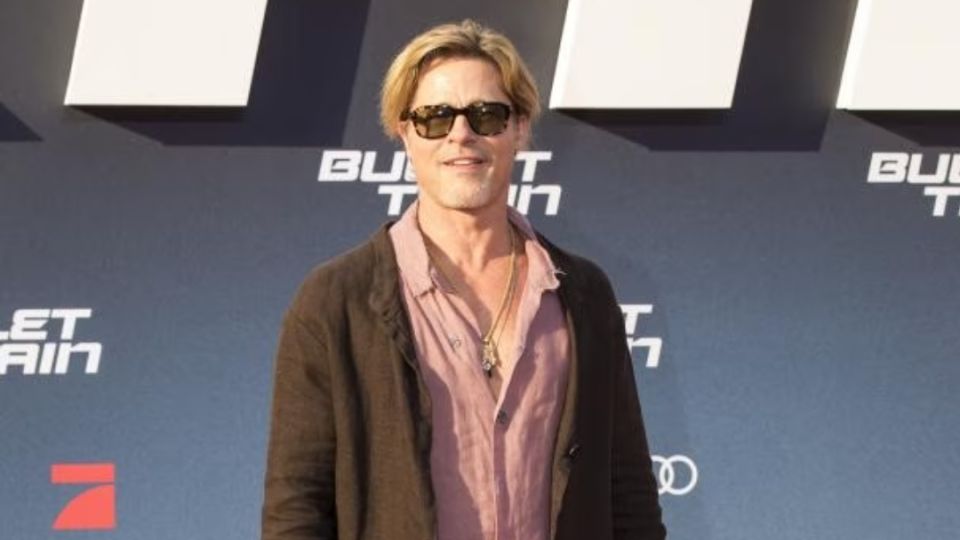 Brad Pitt usa una falda de lino y marca tendencia 