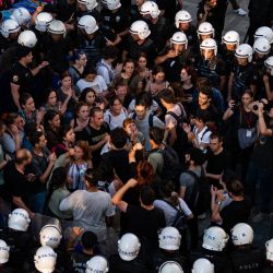 Agentes de policía rodean a los manifestantes durante una concentración, en el distrito de Kadikoy, en Estambul. - Convocada para conmemorar el aniversario del atentado suicida de 2015 que tuvo lugar en la ciudad de Suruc, en el sur de Turquía. | Foto:YASIN AKGUL / AFP