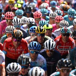 El pelotón de ciclistas pedalea en la salida de la 14ª etapa de la 109ª edición de la carrera ciclista del Tour de Francia, 192,5 km entre Saint-Etienne y Mende en el centro de Francia. | Foto:MARCO BERTORELLO / AFP