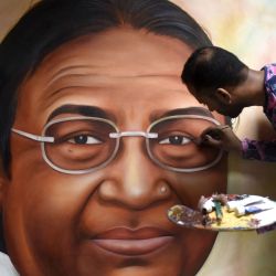 El pintor Jagjot Singh Rubal da los últimos retoques a un cuadro del candidato presidencial del Partido Bharatiya Janata, Droupadi Murmu, en Amritsar, India. | Foto:NARINDER NANU / AFP
