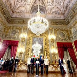 El presidente de Italia, Sergio Mattarella, habla con los medios de comunicación, en el Palacio del Quirinal en Roma, tras sus reuniones con los presidentes del Senado y del Parlamento. | Foto:Tiziana Fabi / AFP