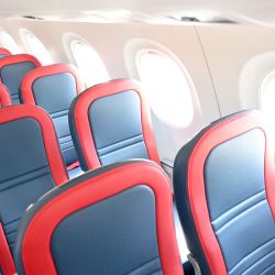 En la foto se ven asientos de la cabina de un avión Embraer E190-E2 en el Salón Aeronáutico de Farnborough, en Farnborough. | Foto:JUSTIN TALLIS / AFP