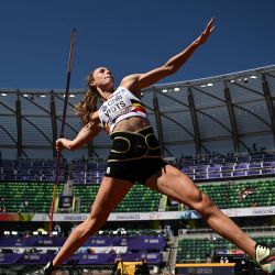 La belga Noor Vidts compite en la prueba de heptatlón de lanzamiento de jabalina femenino durante el Campeonato Mundial de Atletismo en el Hayward Field en Eugene, Oregón. | Foto:Ben Stansall / AFP