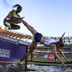 La francesa Alice Finot se cae al agua mientras compite en la final de los 3.000 metros obstáculos femeninos durante el Campeonato Mundial de Atletismo en el Hayward Field en Eugene, Oregón. | Foto:ANDREJ ISAKOVIC / AFP