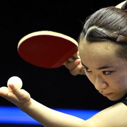 La japonesa Mima Ito compite contra la china Wang Manyu (no en la foto) durante un partido de cuartos de final femenino en las Series Europeas de Verano 2022 de los Campeones del Mundo de Tenis de Mesa en Budapest, Hungría. | Foto:ATTILA KISBENEDEK / AFP