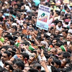 Simpatizantes del partido All India Trinamool Congress asisten a un mitin dirigido por la ministra principal del estado indio de Bengala Occidental, Mamata Banerjee, para conmemorar el Día de los Mártires anual en Calcuta. | Foto:DIBYANGSHU SARKAR / AFP