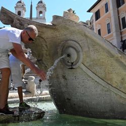 Turistas se refrescan cerca de una fuente en la Plaza de España, en Roma, Italia. Una ola de calor continua asolando Italia. | Foto:Xinhua/Alberto Lingria