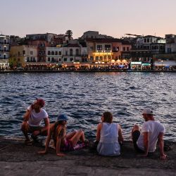 Turistas sentados en el casco antiguo de Chania, en la isla mediterránea griega de Creta, mientras las temperaturas se mantienen en los niveles normales de la temporada a pesar de la ola de calor en el norte de Europa. | Foto:LOUISA GOULIAMAKI / AFP