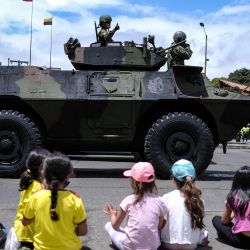 Un grupo de niños observan un vehículo militar del Ejército colombiano en el desfile militar por la Independencia de Colombia, en Bogotá, Colombia. | Foto:Xinhua/Jhon Paz