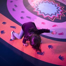 Una niña participa en un juego interactivo como parte de las actividades propuestas por el Centro Cultural Kirchner para el período de vacaciones de invierno, en Buenos Aires. | Foto:Xinhua/Martín Zabala
