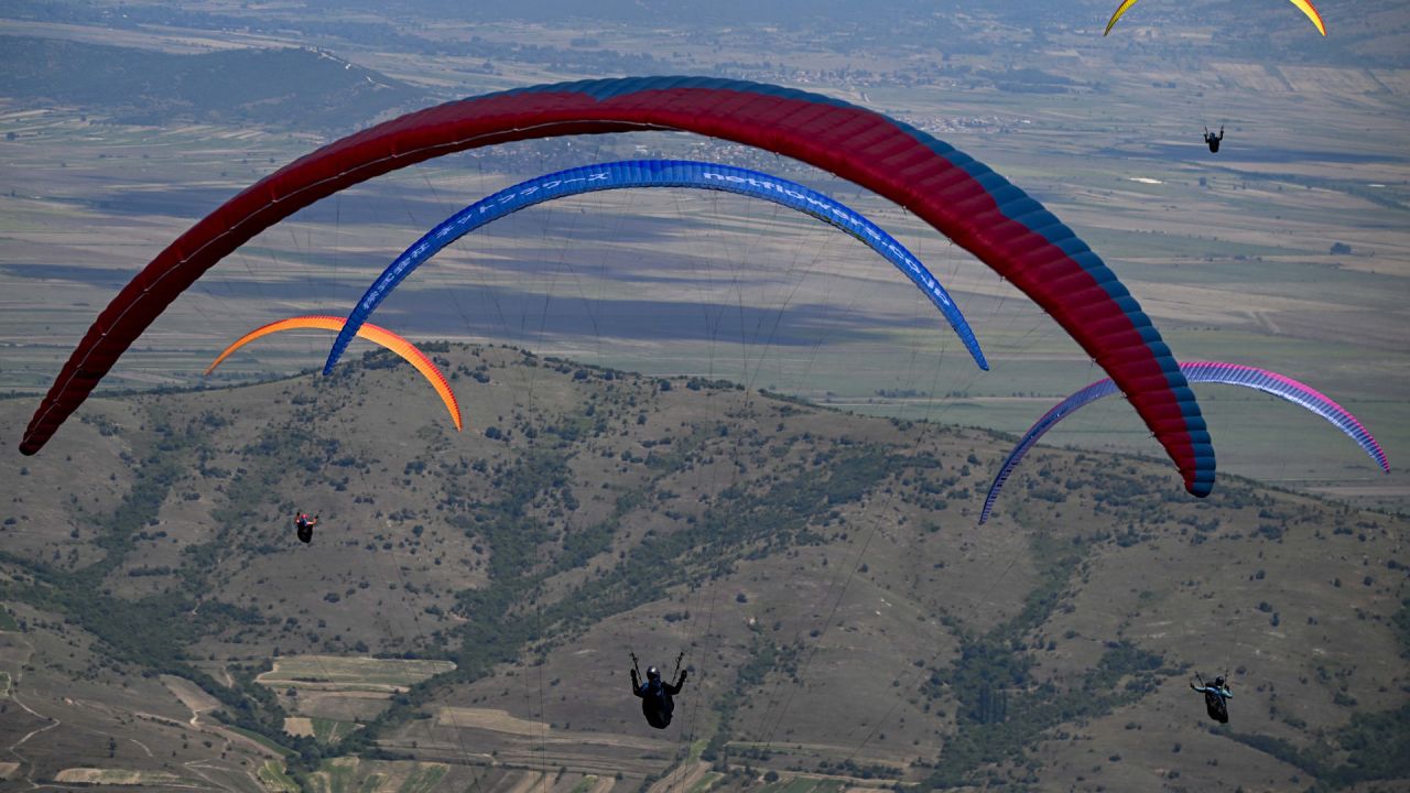 Pilotos vuelan sus parapentes durante la Copa Mundial de Parapente 2022, en Krushevo, Macedonia del Norte. | Foto:Xinhua/Tomislav Georgiev