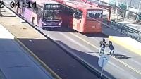 Mendoza: una pareja cruzó la calle por el carril del Metrobús y fue atropellada por un colectivo