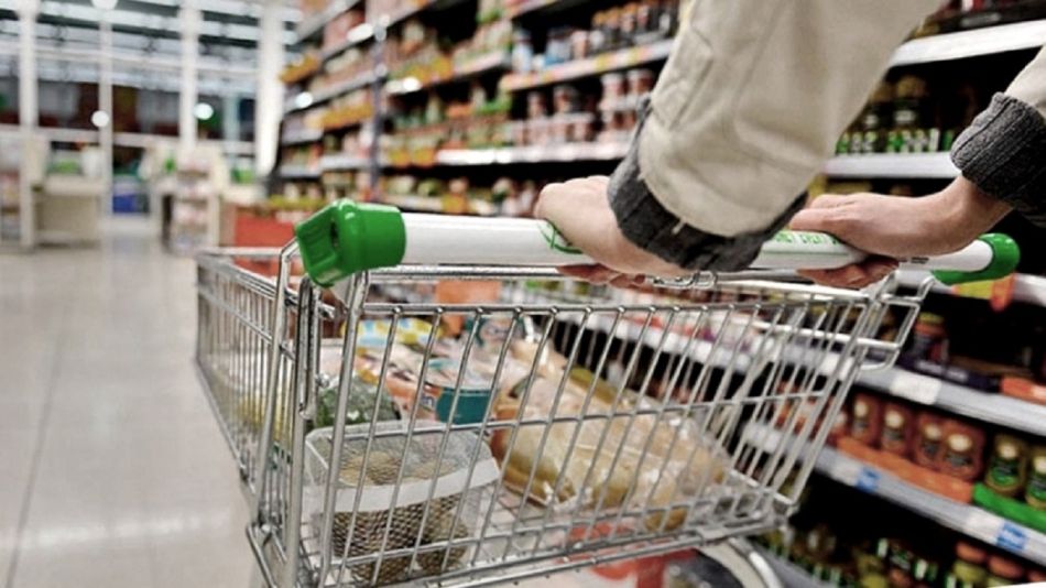 Por la alta inflación, cada vez más personas se sacan de encima los pesos para stockearse de productos
