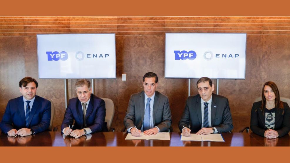 Firma del acuerdo entre YPF y ENAP. 20220721