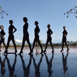 Artistas del conjunto Tyvan Edigey actúan durante el Festival Mundial de la Moda Nómada en Cholpon-Ata, Kirguistán. | Foto:VYACHESLAV OSELEDKO / AFP
