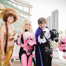 Cosplayers disfrazados de Austin Powers asisten a la 2022 Comic-Con International: San Diego en San Diego, California. | Foto:Matt Winkelmeyer/Getty Images/AFP