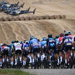 El pelotón de ciclistas pedalea durante la 19ª etapa de la 109ª edición de la carrera ciclista Tour de Francia, 188,3 km entre Castelnau-Magnoac y Cahors, en el suroeste de Francia. | Foto:Anne-Christine Poujoulat / AFP