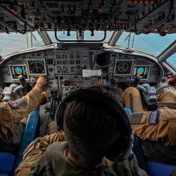 Pilotos y coordinador táctico trabajan en la cabina del avión francés de patrulla marítima de largo alcance Atlantique 2 durante un ejercicio de la OTAN en el Mar Negro. | Foto:LOUISA GOULIAMAKI / AFP