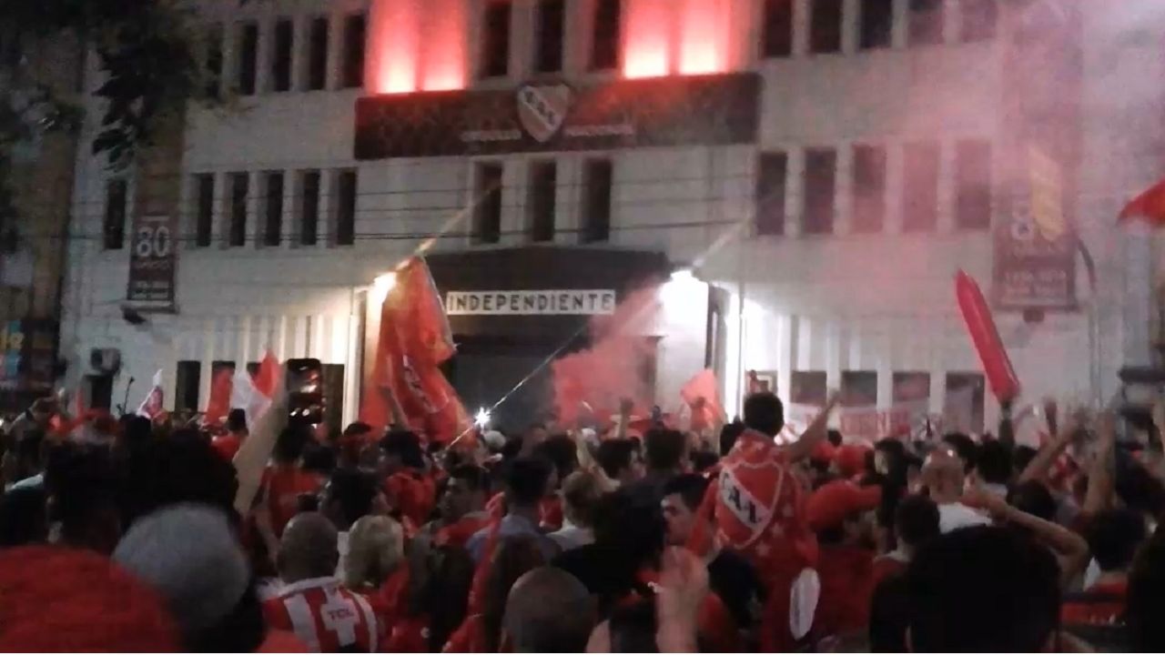 Graves incidentes en la sede de Independiente: cientos de hinchas se  enfrentaron con la policía | Reperfilar