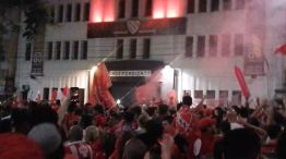 Incidentes en la sede de Independiente: cientos de hinchas se pelearon con la policía
