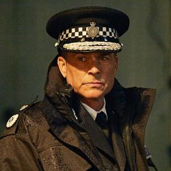 ROB LOWE. Protagonista de esta serie policiaca británica sobre el trabajo de un oficial estadounidense en Inglaterra. | Foto:cedoc