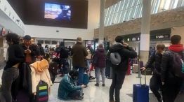 En el aeropuerto de Comodoro Rivadavia, pasajeros esperando que la PSA termine de revisar el avión de AA que recibió una amenaza de bomba.