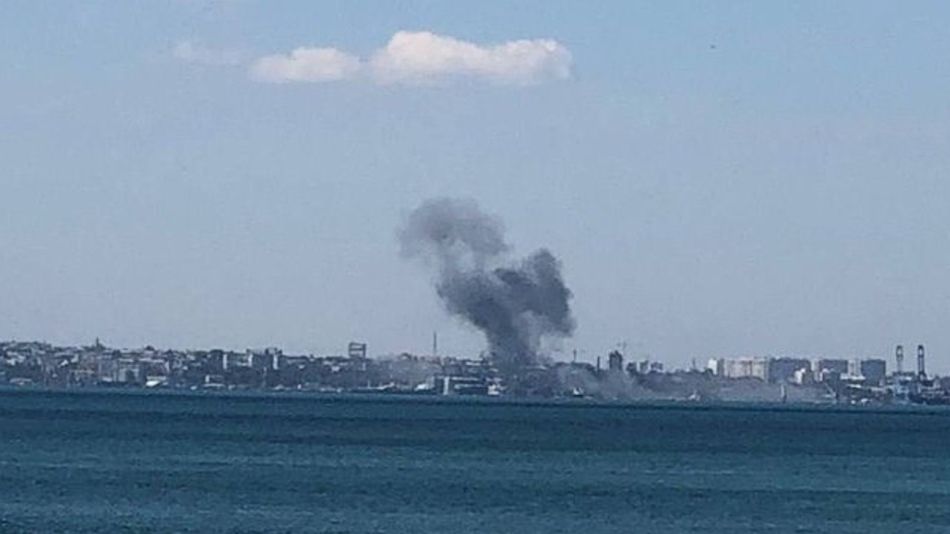 Las columnas de humo este sábado en el puerto de Odessa. La ONU condenó que Rusia no respetara el acuerdo para exportar granos desde Ucrania.